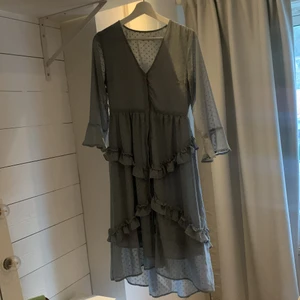 Klänning från NA-KD - Säljer denna super söta baby blåa klänningen från NA-KD! Super fin till sommar eller fina tillställningar.