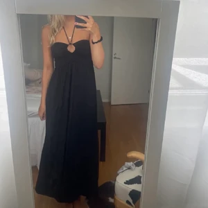 Svart långklänning - Så fin klänning med halterneck/knytband. Aldrig använd endast testad. Första bilden lånad!!