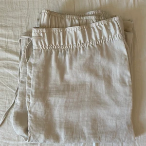 Liknande linnetbyxor  - Linnetbyxor från h&m är i siden material, storlek L men passar M💕 (trasig i sömnen bild 3 men går lätt att laga)