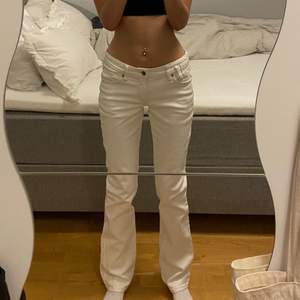 Vita lågmidjade jeans från Esprit i storlek 36/S. Midjemått: 76cm 🫶🏼 Jag är 167cm.