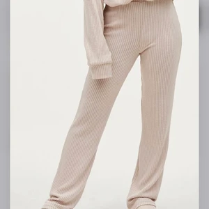 GinaTricot Mjukisbyxor Sweatpants - Jag säljer mina Mjukisbyxor från GinaTricot då de är lite stora på mig och inte kommer till användning. De är sjukt sköna! Jag säljer de för 89kr, de är i storlek S. Om man vill ha de lågmidjat är det jätte lätt att bara vika ner resåren💓☺️