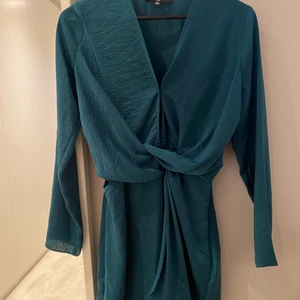 Petroleum grön klänning  - Petroleum grön klänning med cut out & detalj fram 