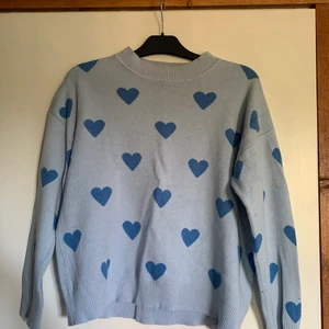 STICKAD TRÖJA - så fin stickad tröja, ljusblå med mörkblåa hjärtan. SÅ varm & gosig, storlek S 💙 använd men superfint skick! 