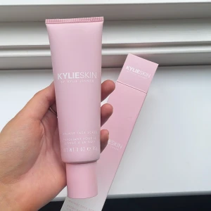 Kylie Skin Walnut Scrub - Säljer denna Walnut Scrub från Kylie Jenners hudvårdsmärke Kylie Skin. Helt oöppnad med försegling kvar. Nypris var 290 kr!