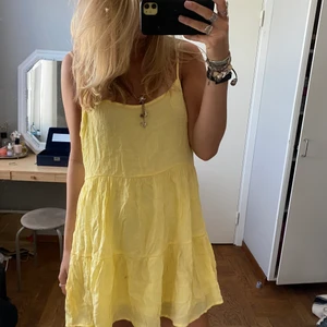 Gul klänning - Typ storlek xl men sitter snyggt lite oversize på mig som brukar ha s. Går att få paketpris vid köp av fyra eller fler plagg, frakt ingår inte 
