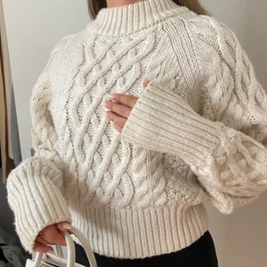 Stickad tröja -  Säljer nu min fint stickade tröja! Den är i väldigt bra skick, inte nopprig!!🙌🏽 Sticks ej! Passar perfekt nu inför våren! 💕