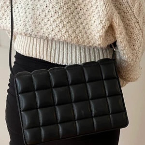 Snygg axelväska!! - Säljer denna då jag råkat köpa dubletter! Aldrig använd alltså inga defekter💕