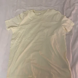 Ljusgul t-shirt - T shirt från arket i storlek M. Använd 3 gånger, i superfint skick. 