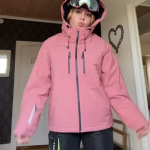 Skidjacka  - Intressekoll! På min fina skidjacka jag köpte i sälen för två år sen och bata använd en vecka förrre året i åre så den är i bra skick. Märket är EQPE. 