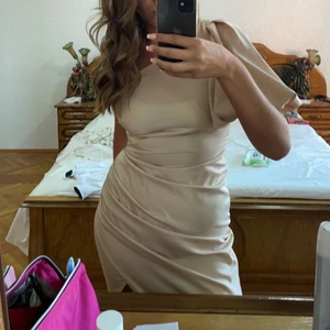 Klänning - Beige klänning använd en gång. Från shein men såå fin kvalitet! Köpt för 469kr säljer för 280kr💗 köpare står för frakt