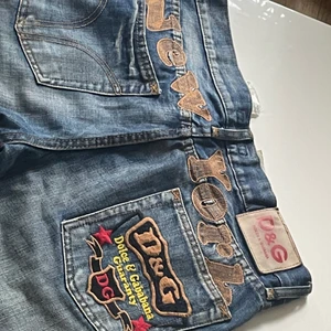 Dolce & Gabbana jeans vintage - Dolce & Gabbana jeans Feta byxor i y2k-stil Passar mig som är 180 och waist passar 30-32 Högkvalitativa brodyrer vintage piece så nypris okänt