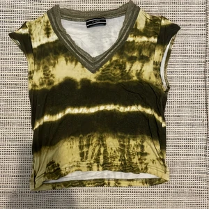 y2k topp - En fin och cool topp med y2k vibes. bra skick, står ingen storlek men gissar på Xs-M ⚠️GRATIS FRAKT⚠️