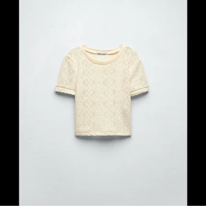 Stickad Zara T-shirt - Säljer denna stickade t-shirt från zara då den var för liten för mig! Slutsåld på hemsidan, skriv för instresse💗