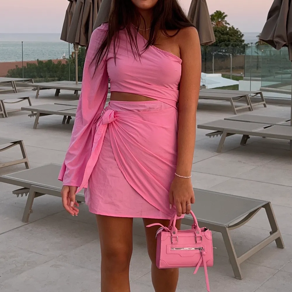Fin rosa klänning från Nelly, använd 1 gång. Är en topp och kjol som sitter ihop. Nypris 359. Klänningar.