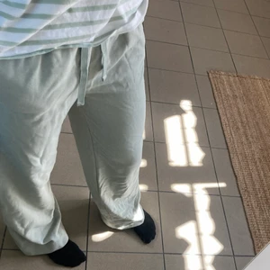 Ljusgröna mjukisbyxor - Säljer mina superfina ljusgröna mjukisbyxor ifrån HM pågrund av att dom inte kom till användning. Använda Max 5 ggr så i väldigt bra skick! Hör av dej för fler bilder eller om du har några frågor!💓💓