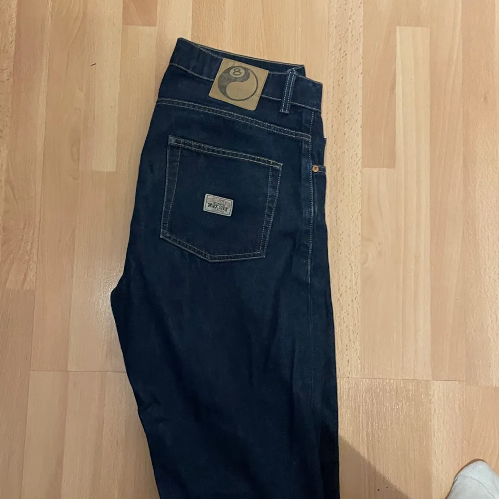 Fetta our legacy x stussy jeans som bara ligger i garderoben, jeansen är väldigt ovanliga att få tag på och köpta på our legacy workshop i Stockholm. Skön straight fit, perfekt för dig som inte vill ha en super baggie fit, 1600 shipped eller buda! W32. Jeans & Byxor.