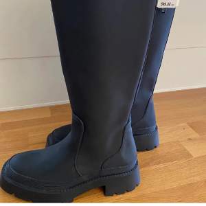 Säljer mina svarta boots från Zara som är slutsålda på hemsidan, de är helt nya i skicket och bara användt fåtal gånger. Storlek 38 BUD PÅ 650plus frakt