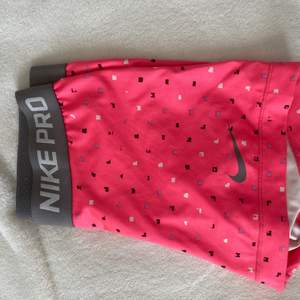 Ett par Nike PRO shorts som knappt är använda, passar mig som är S, hej jag har hittat dessa igen så nu är försäljningen igång igen!