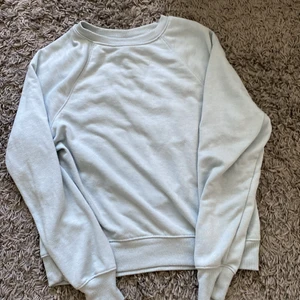 Sweatshirt  - En blå sweatshirt som jag aldrig använt den är från hm lite nopprig