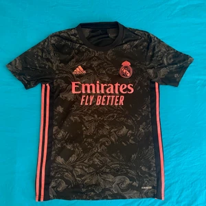 Real Madrid fotbollströja - Säljer en snygg Real Madrid fotbollströja köpt från Adidas store i storleken S.
