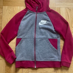 Nike zip up - En jätte fin röd och grå Nike zip up tröja!! Säljer pågrund av att den är för liten för mig, storlek m.