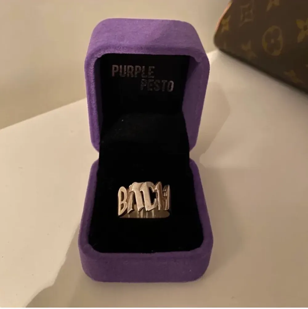 NYPRIS: 750kr. Jättefin ring ifrån purple pesto. Köparen står för frakt. Frakten blir 13 kr ❤️❤️. Accessoarer.