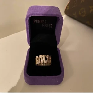 Purple pesto ring - NYPRIS: 750kr. Jättefin ring ifrån purple pesto. Köparen står för frakt. Frakten blir 13 kr ❤️❤️