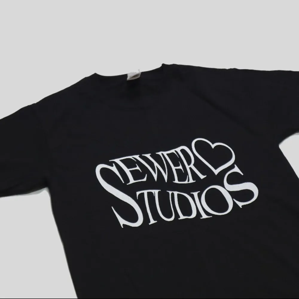 Unreleased t-shirts från märket ”Sewer Studios”! 🏴‍☠️  Alla tröjor är gjorda på 100% bomull 👕   30+ tröjor i varje storlek från S till XL finns i lager just nu!  Alla tröjor har design gjord 100% för hand i Sverige! 🇸🇪  Billigare pris vid köp av fler! 💰 . T-shirts.