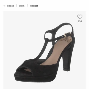 Klacksko - Fin klacksko från Dasia. Storlek 39, men rätt små i storleken. Perfekt till alla kommande höstbaler 🌞 OBS! Cirkapris på frakten.