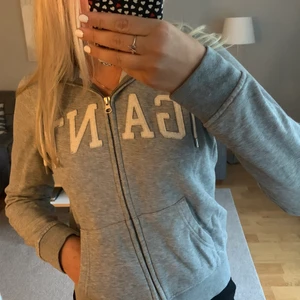 Gant tröja - Hoodie med dragkedja från Gant i storlek S. Köparen står för frakt💗