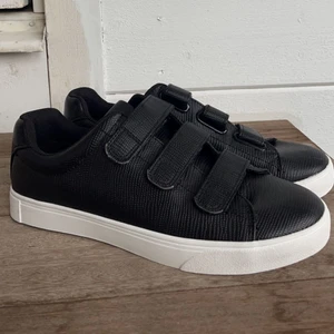 Svarta skor - Oanvända svarta skor från hm