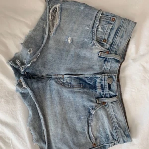 Levis 501 shorts - Shorts från Levis modell 501. I storlek W27 men skulle säga att de är mer en W26. Har fått två små hål bak men det är inget man lägger märke till när man har de på. 120kr (Frakten ingår) 