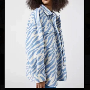 Zebra Jacka - As cool zebra jacka från Pull n Bear köpt på ASOS för 450kr! Jätte najs med lite färg o mönster på jacka! Strl XS men funkar lätt upp till M beroende på hur du vill att den ska sitta! Den är ganska oversize!