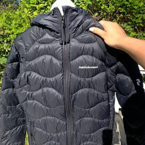 Peak Performance jacka - Peak Performance dunjacka i storlek S men är liten i storleken så sitter som en XS. Jackan har två små hål i sig. Köparen står för frakt.💕