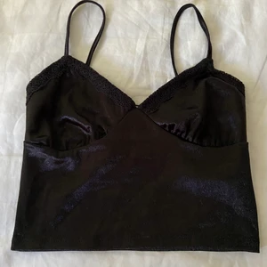 Svart topp  - Svart topp från pull&bear helt oanvänd. Inga skador