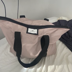 DAY VÄSKA - Superfin och rymlig väska från märket DAY. Sparsamt använd. PM för fler bilder eller frågor💕