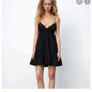 Klänning från zara - Populär klänning från zara, slutsåld. Jättebra skick!🥰🥰