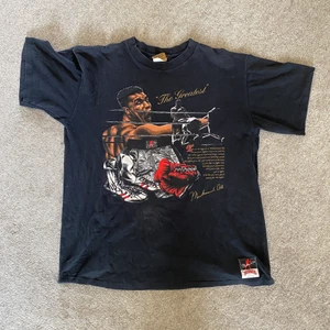Muhammad Ali t-shirt, tidigt 90-tal, made in USA, Nutmeg mills  - Amerikansk tillverkad tisha från 90-talet i mycket bra skick med Muhammad Ali motiv.   Stl L men passar M   Gratis frakt