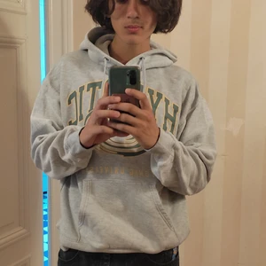 Vailent hoodie storlek M - Köpte den för några månader tillbaka men har knappt använt den ✨✨ Sitter jättebra på mig med M och hade funkat prima på dom med S med.  Skriv gärna till mig om ni har några frågor ❤️🌺