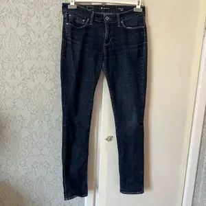 Levi jeans modell Demi Curve, storlek 26