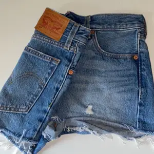 Superfina jeansshorts som tyvärr inte kommer till användning, står ej någon storlek men passar på mig som brukar ha xs/s eller 34/36! De är i modellen 501😊 Vet ej nypris men tror att det ligger på några hundra💗