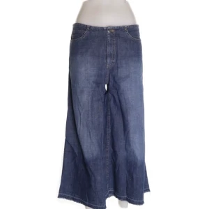 Blå vida jeans - Skit snygga blåa vida jeans. Säljer då dem är tyvärr för små för mig så hoppas någon annan får användning av de. Så skönt material för att vara jeans. 
