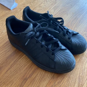 Svarta Addidas skor - Säljer dessa svarta addidas skor som nya!  Andvänt fåtal gånger, kommer aldrig till användning. 