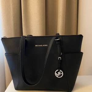 Michael Kors väska - Nyskick köpt för några år sedan för ca 2000kr. Använd ett fåtal gånger.
