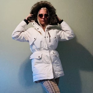 Didrikson vinterjacka  - Luva med fuskpäls.  Dragsko i midja.  5 fickor.  Varm, mysig, mudd i ärmslut.   Trasig dragkedja fram (kan sys fast igen) Ljusa fläckar som troligen försvinner i tvätt.  Nypris ca 2000kr  Skickar inom 1v efter betalning.  Rök-, parfym-, djurfritt hem. 