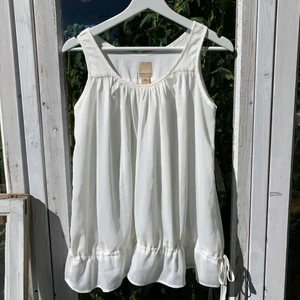 Vitt linne med knytdetalj - Använd vid ett tillfälle och är i nyskick.