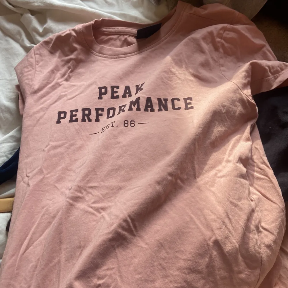 Rosa aktig t-shirt från peak, aldrig använd vet inte hur mke jag köpte för. T-shirts.