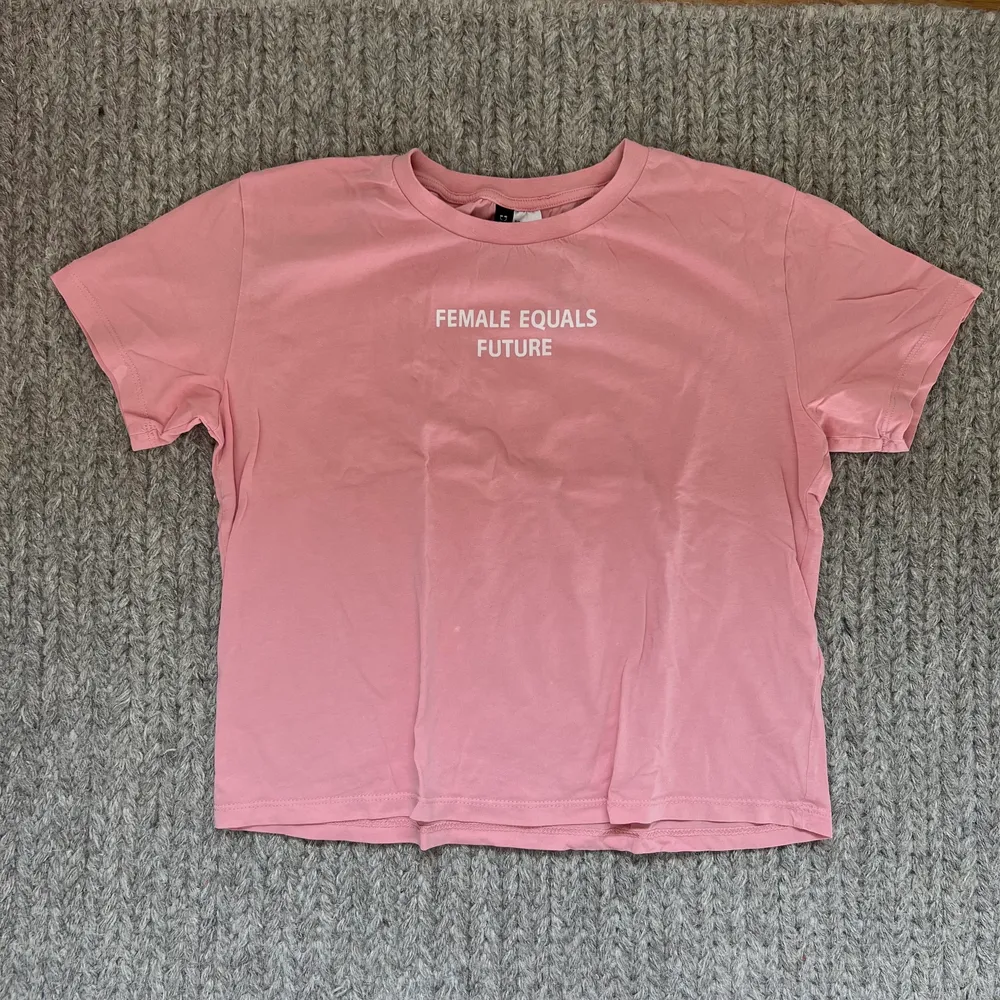 Rosa t-shirts med tryck från HM i stl XS.. T-shirts.