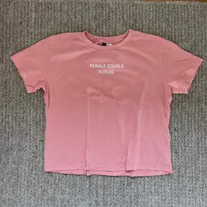 Rosa t-shirts med tryck från HM i stl XS.