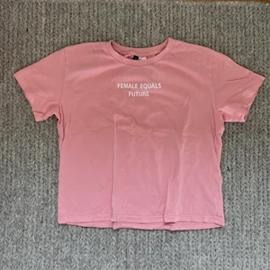 Rosa t-shirts HM stl XS - Rosa t-shirts med tryck från HM i stl XS.